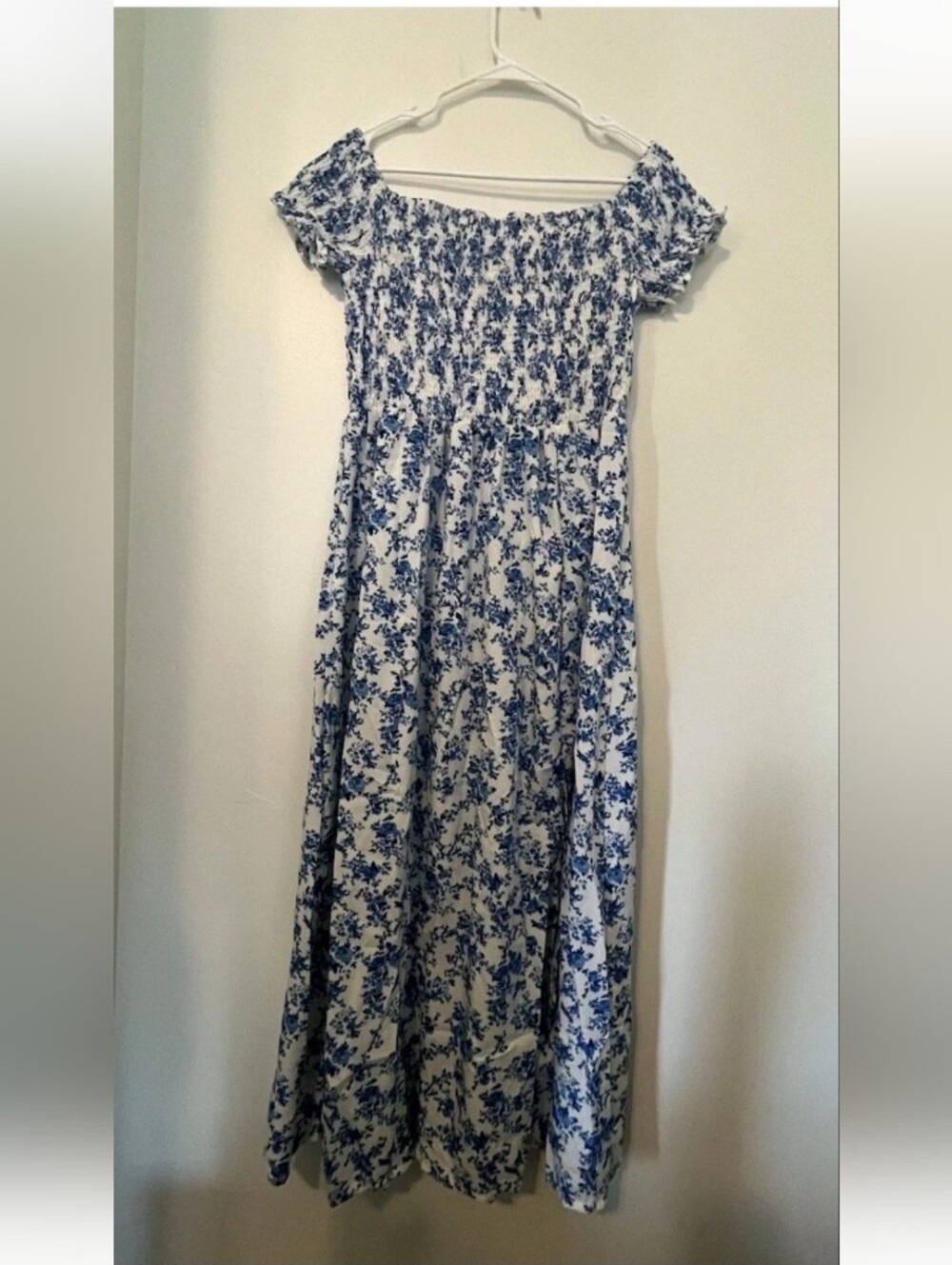 Loose summer dress with side slit . The upper section is stretched.